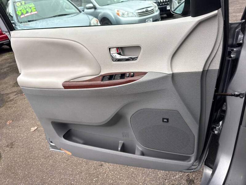 2013 Toyota Sienna XLE 7-Passenger Auto Access Seat