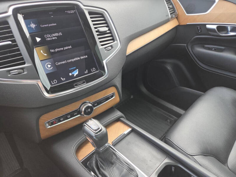 2022 Volvo XC90 T6 Momentum 6-Passenger