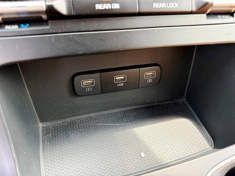 2024 Kia Carnival LX