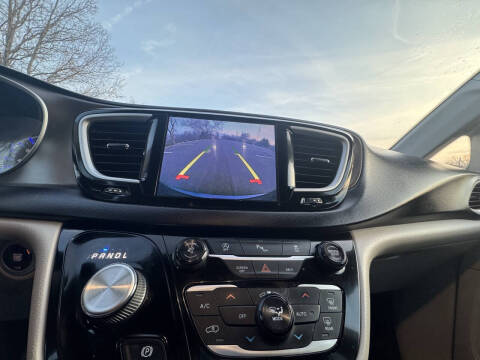 2017 Chrysler Pacifica Touring-L