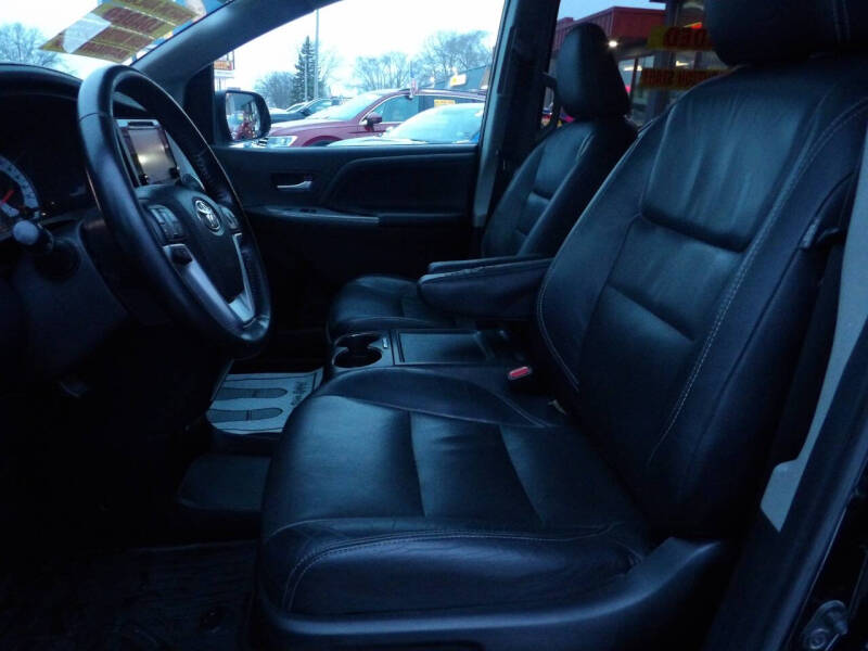 2015 Toyota Sienna SE 8-Passenger