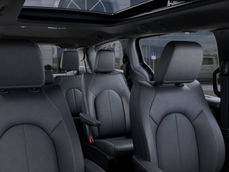 2027 Chrysler Pacifica Select