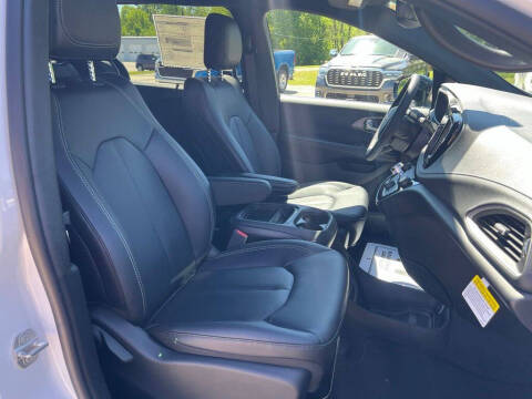 2027 Chrysler Pacifica Select