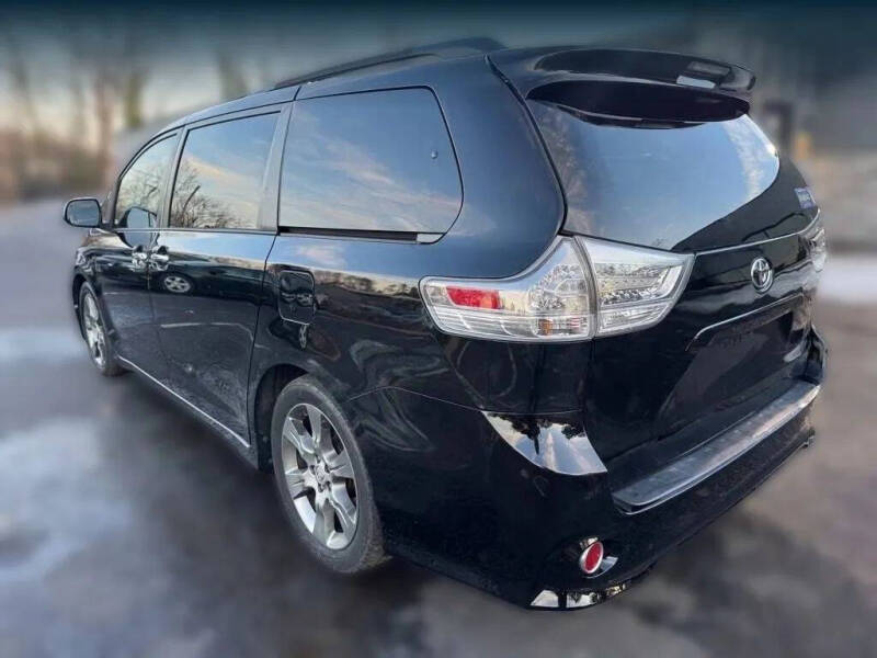 2014 Toyota Sienna SE 8-Passenger