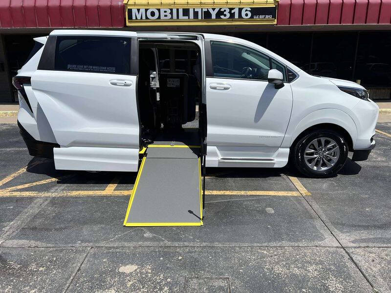 2025 Toyota Sienna LE 8-Passenger