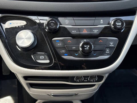 2022 Chrysler Voyager LX