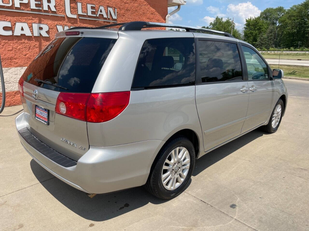 2008 Toyota Sienna for sale at Illinois Auto Wholesalers in Tolono, IL