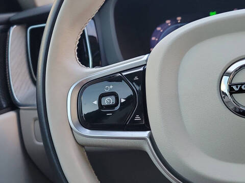 2023 Volvo XC60 B5 Plus Dark Theme