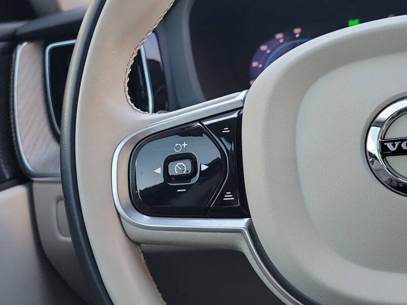 2023 Volvo XC60 B5 Plus Dark Theme