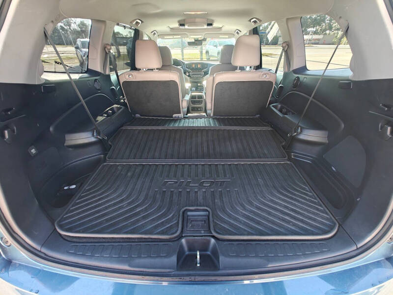 2020 Honda Pilot Touring w/Rear Captain's Chairs