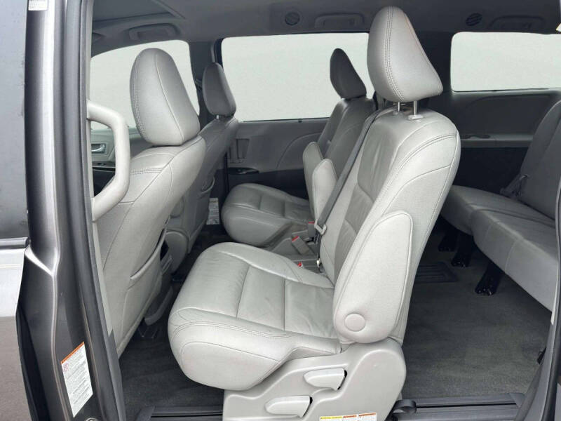 2017 Toyota Sienna XLE 7-Passenger Auto Access Seat
