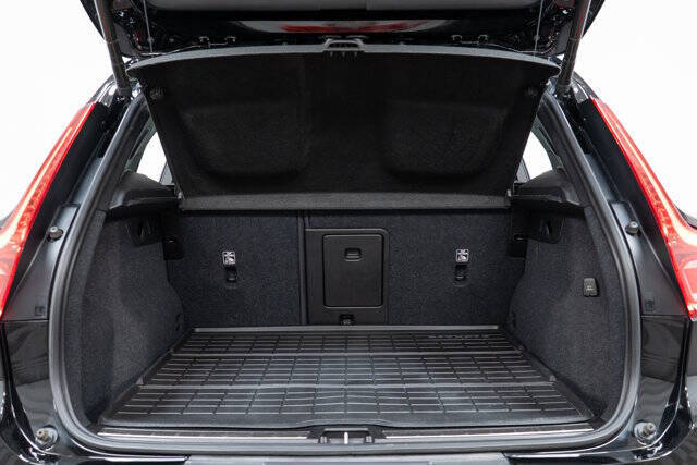 2023 Volvo XC40 B5 Plus Bright Theme