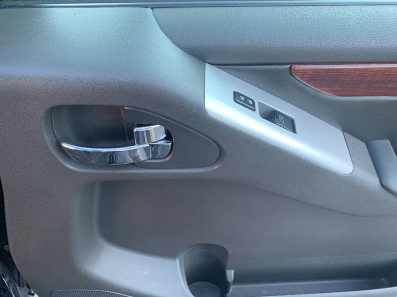 2011 Nissan Pathfinder LE
