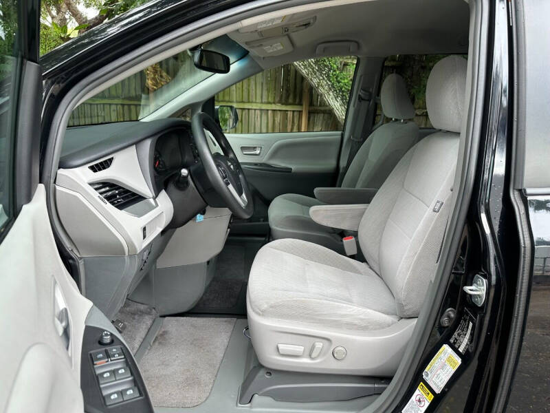 2017 Toyota Sienna LE 7-Passenger Auto Access Seat