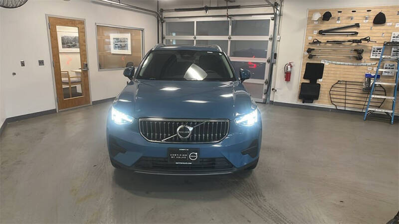 2025 Volvo XC40 B5 Core Bright Theme