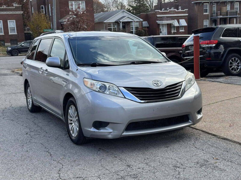 2011 Toyota Sienna LE's photo