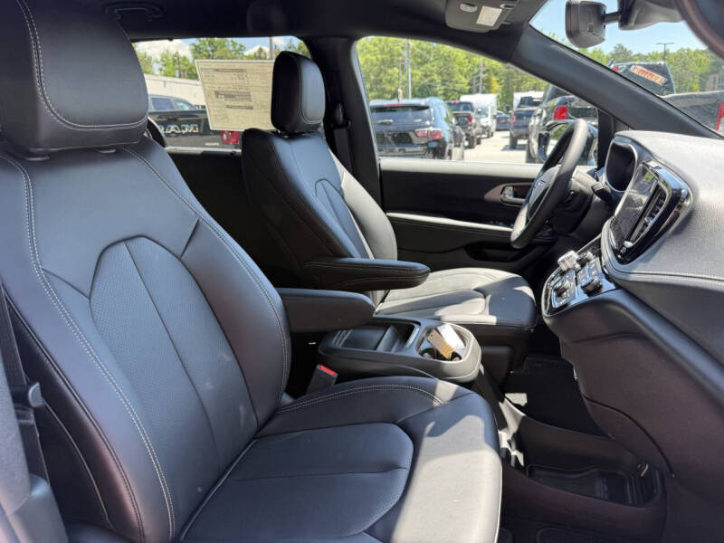 2027 Chrysler Pacifica Select
