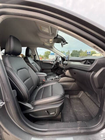 2022 Ford Escape Hybrid Titanium