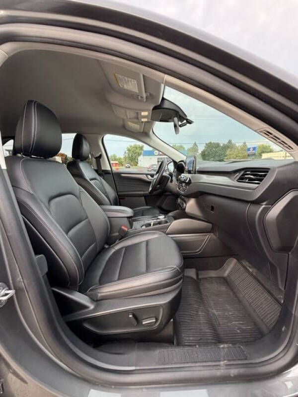 2022 Ford Escape Hybrid Titanium