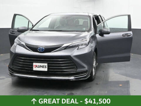 2025 Toyota Sienna LE 8-Passenger