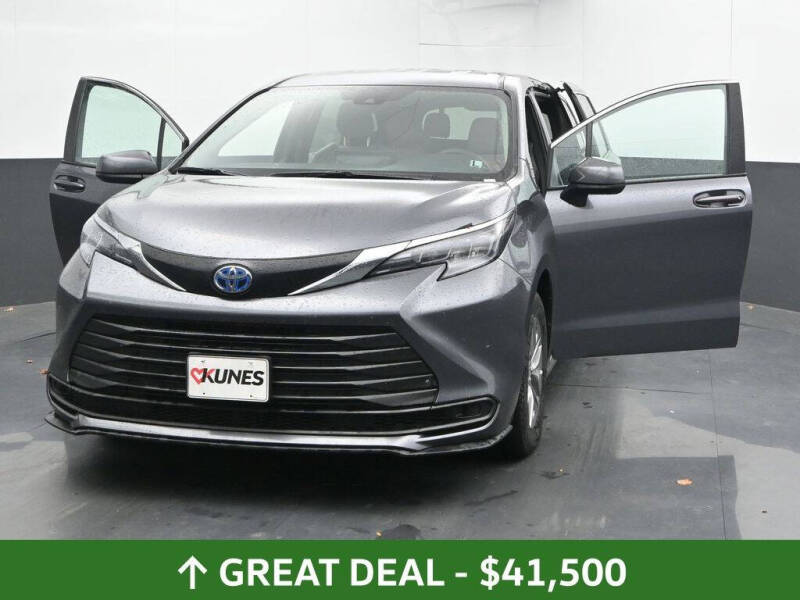 2025 Toyota Sienna LE 8-Passenger