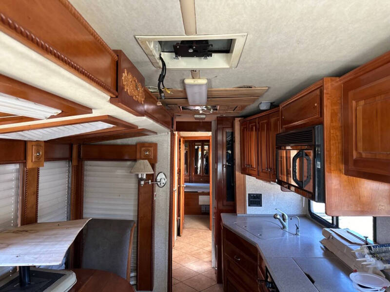 2005 Freightliner XC Chassis