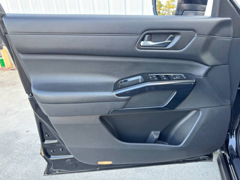 2022 Nissan Pathfinder SV