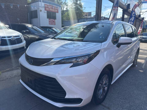 2025 Toyota Sienna LE 8-Passenger