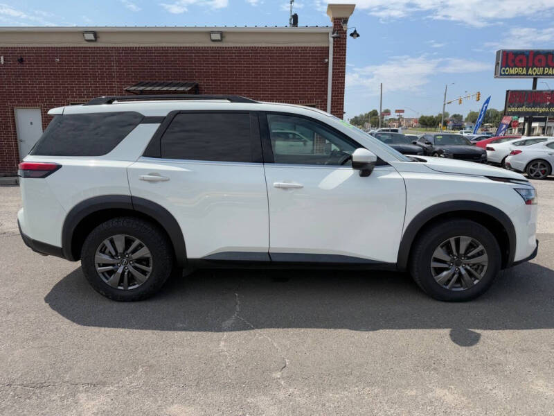 2022 Nissan Pathfinder SV