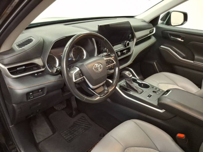 2023 Toyota Highlander Hybrid Bronze Edition