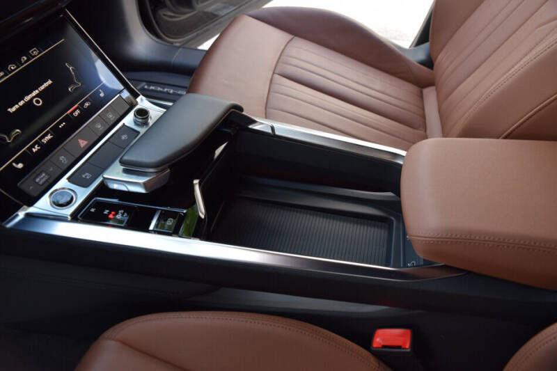 2022 Audi e-tron quattro Premium