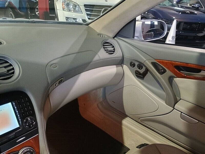 2005 Mercedes-Benz SL-Class 24