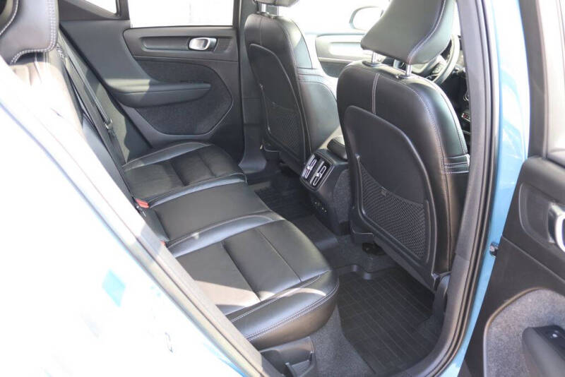 2023 Volvo XC40 B5 Ultimate Dark Theme