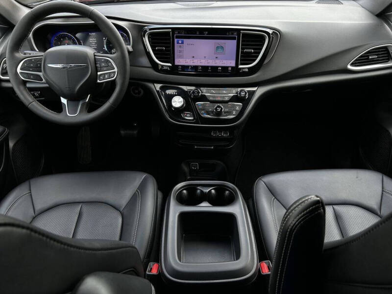 2025 Chrysler Pacifica Select