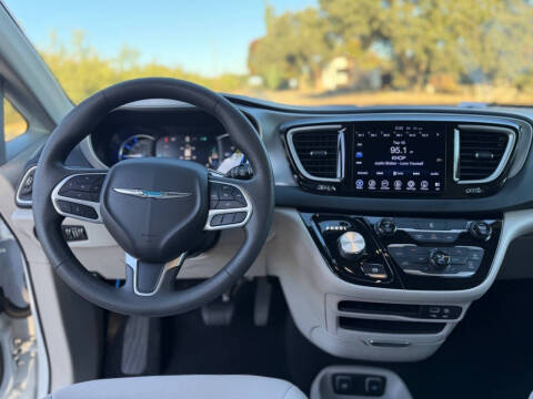 2017 Chrysler Pacifica Hybrid Touring Plus