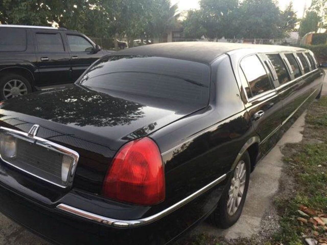 2006 Lincoln Town & Country Sedan - $6,950