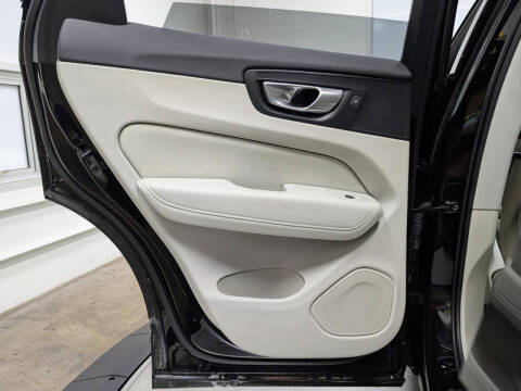 2024 Volvo XC60 B5 Ultimate Dark Theme