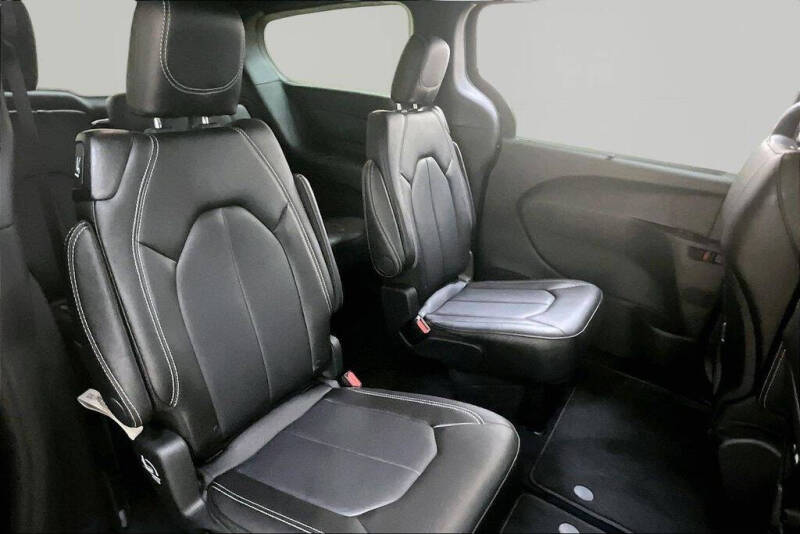 2027 Chrysler Pacifica Select