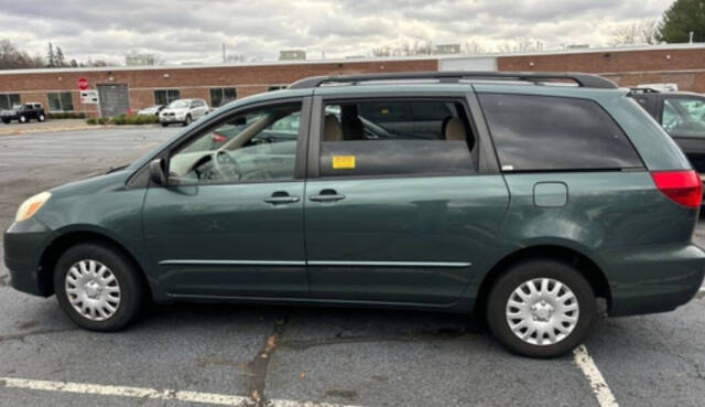 2004 Toyota Sienna for sale at QUEENSGATE AUTO SALES in York, PA