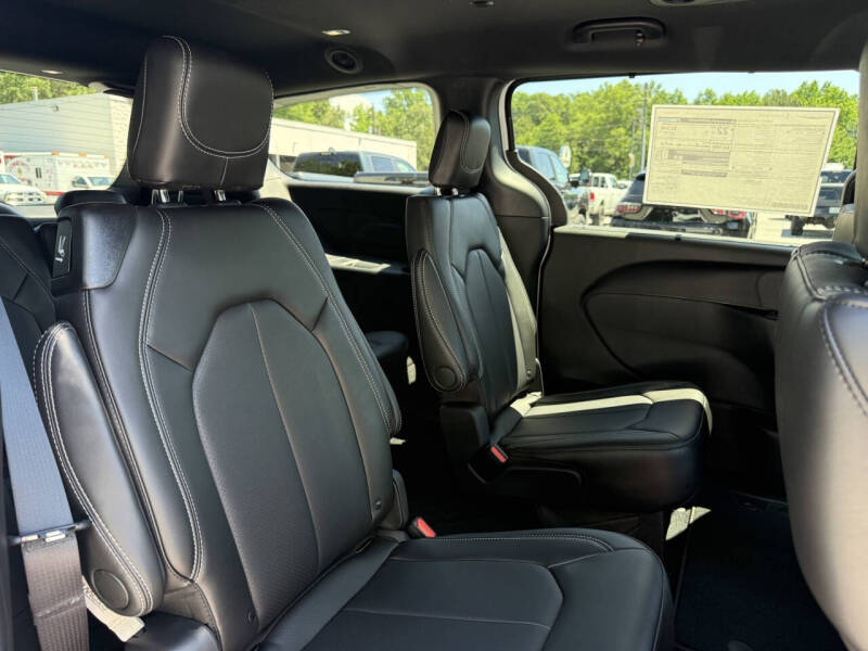 2027 Chrysler Pacifica Select