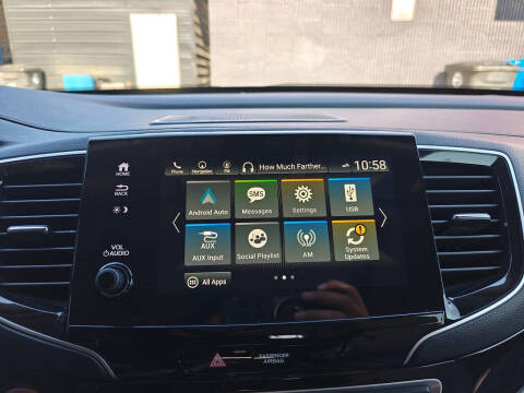 2020 Honda Pilot Touring w/Rear Captain's Chairs