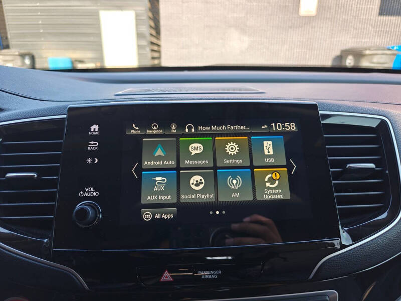 2020 Honda Pilot Touring w/Rear Captain's Chairs