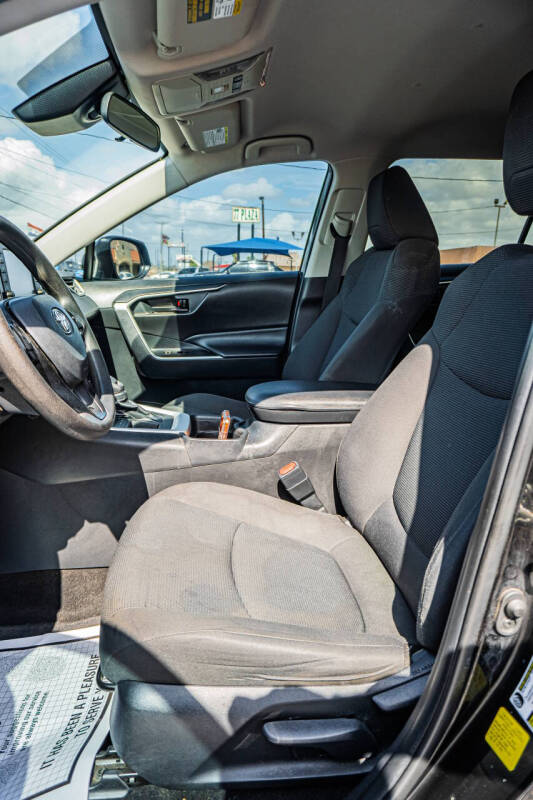 2020 Toyota RAV4 LE