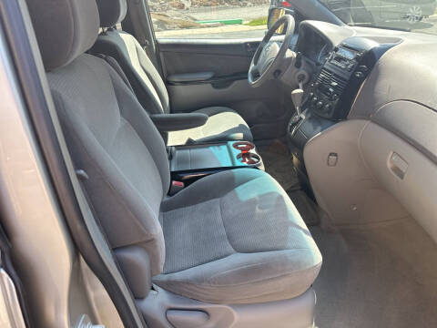 2004 Toyota Sienna LE 7 Passenger