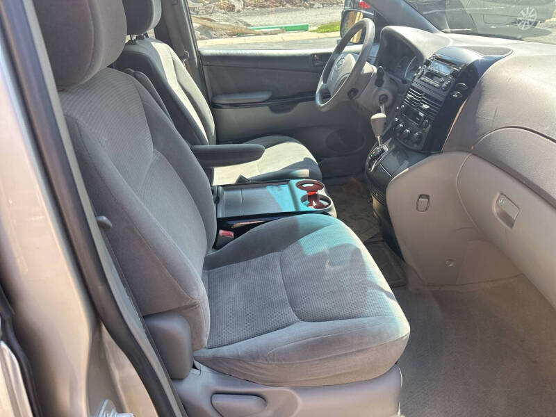 2004 Toyota Sienna LE 7 Passenger