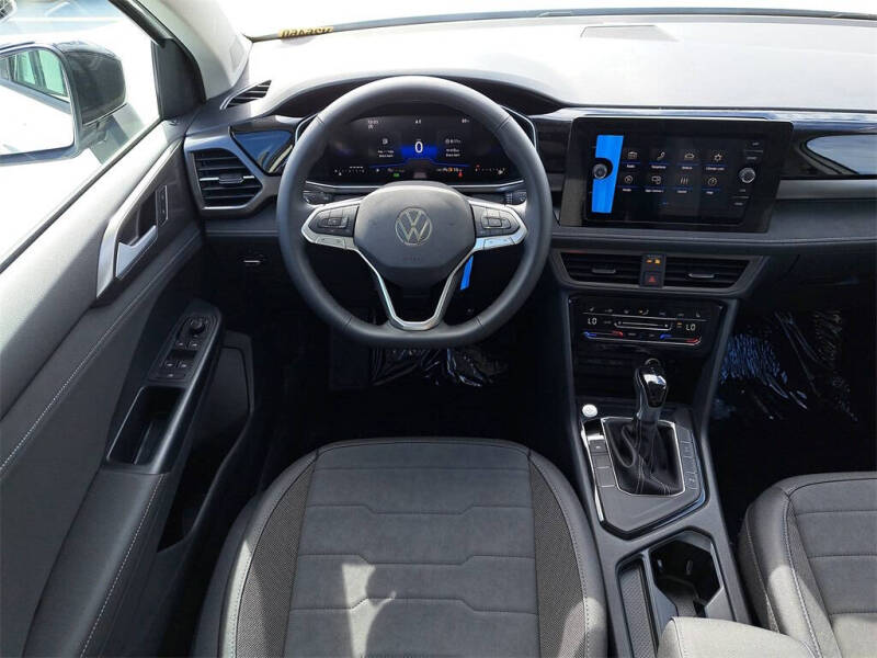 2025 Volkswagen Taos SE Black