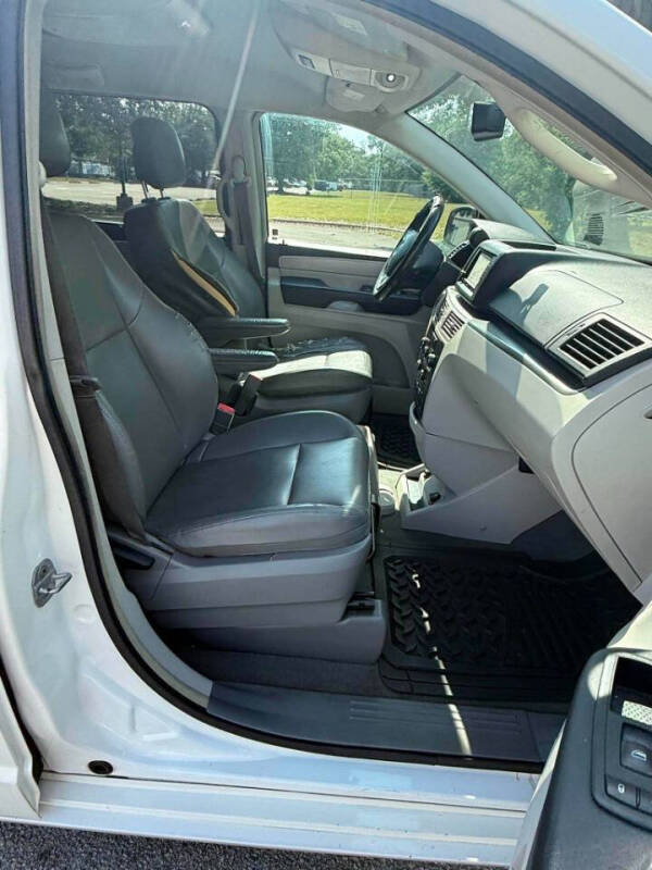 2012 Volkswagen Routan SE