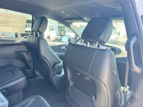 2027 Chrysler Pacifica Select