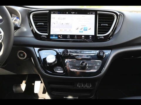 2025 Chrysler Voyager LX