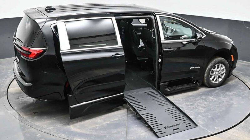 2025 Chrysler Pacifica Select